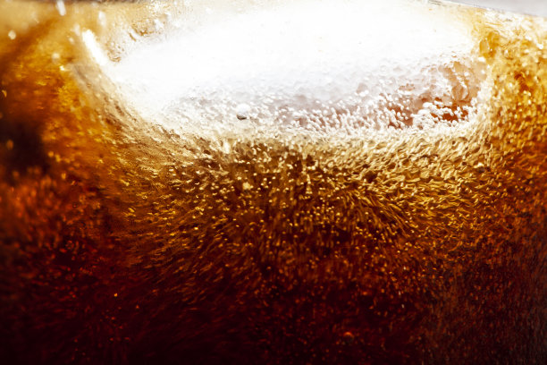 特写气泡和冰块在可乐杯图片下载