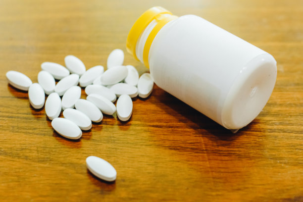 白色瓶子和药片库存照片图片下载