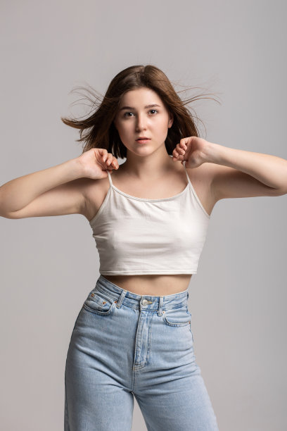 一个头发飘逸的美丽女孩的肖像。图片下载