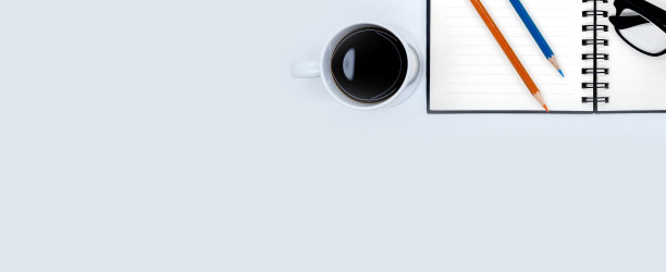 黑咖啡，记事本，眼镜上的空白是一个创造性的想法。图片下载