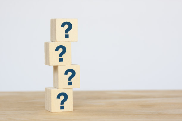 桌子上的一组立方体木块，思考着不同的方式，如何找到答案，灰色背景上的文字复制空间。图片下载