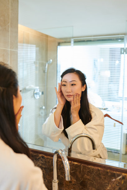 年轻女子涂抹护肤品图片下载