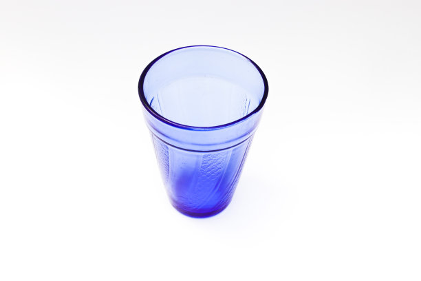 玻璃隔离在白色背景上。库存图片图片下载