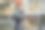 一个年轻的黑人妇女在工作。工人的生产图片下载