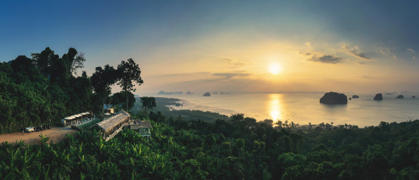 位于泰国甲米的一个小山上，日落时分可以看到美丽的景色。图片下载