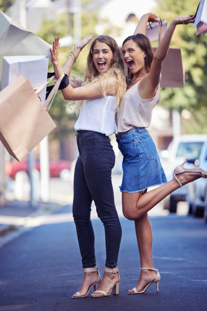 两个朋友在购物后玩的照片图片下载