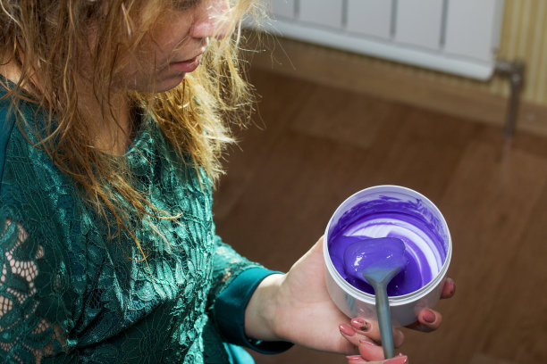 理发师在起作用。染发。使用染发剂。图片下载