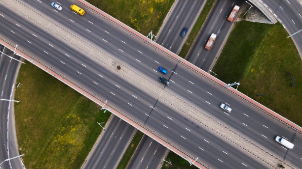 飞行在一个多层次的路口。公共交通是可见的。城市航空摄影。图片下载