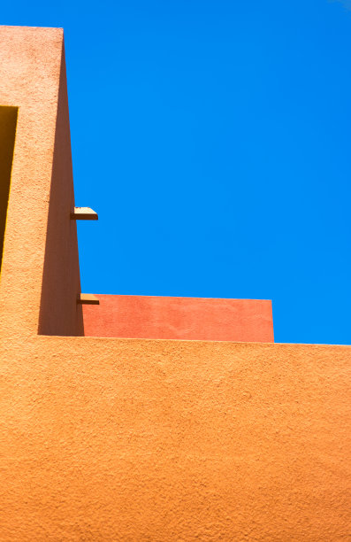 圣达菲风格:现代土坯建筑外部细节，蓝色背景图片下载