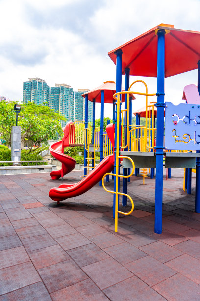 夏天公园里为孩子们准备的丰富多彩的游乐场设备图片下载