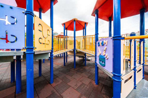 夏天公园里为孩子们准备的丰富多彩的游乐场设备图片下载