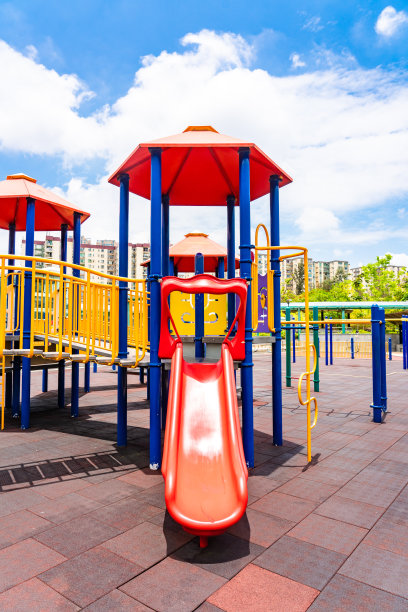 夏天公园里为孩子们准备的丰富多彩的游乐场设备图片下载