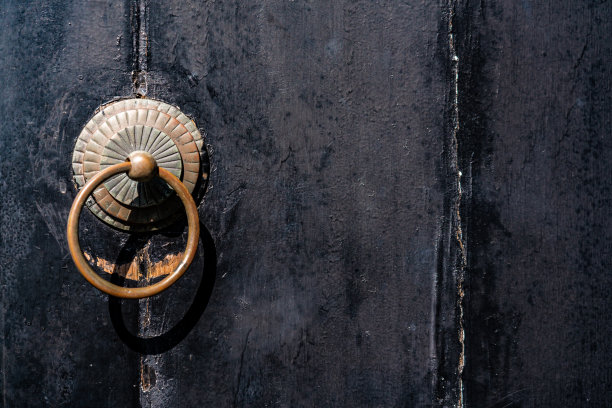 木头上的古老门环图片下载