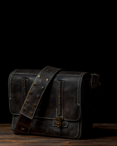 复古风格的黑色皮革信使包图片下载