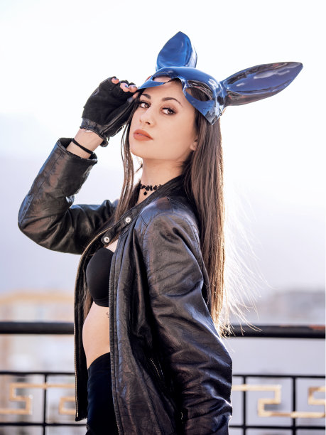 性感女人与面具户外街头风格的照片图片下载