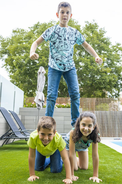 三个朋友做了一个人塔图片下载