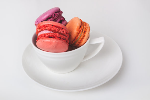 白色的杯子上有彩色的马卡龙图片下载