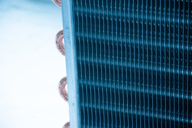 关闭空调系统冷凝器盘管的铝翅片。图案为抽象背景。图片下载