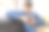年轻的学生拿着手机和书坐在家里的沙发上图片下载
