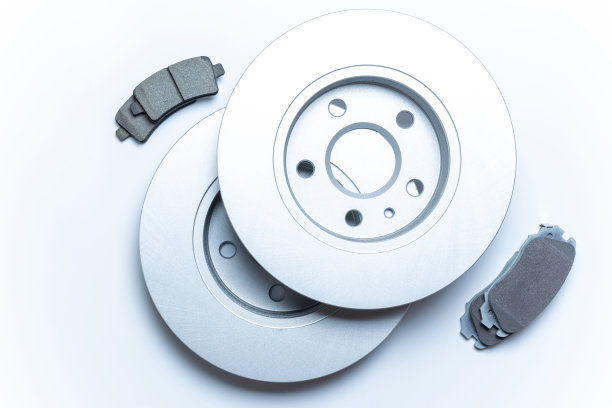 汽车发动机零件。汽车发动机机械备件或汽车件在白色背景上。新的金属汽车部件。平铺，俯视图，复制空间。图片下载