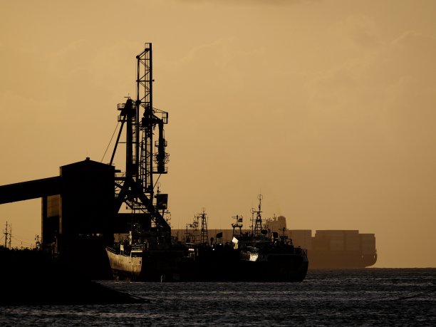 船只在日落时登上港口图片下载