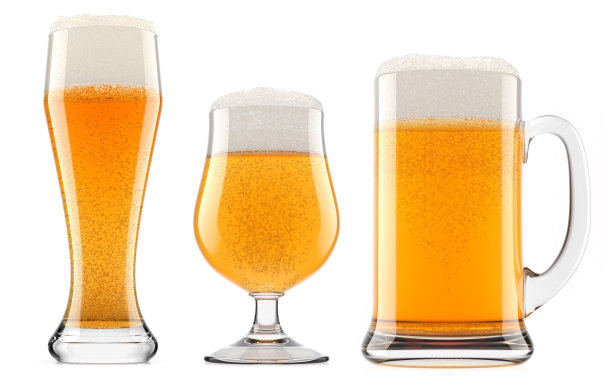 一套新鲜啤酒在不同的杯子与泡沫隔离在白色。图片下载