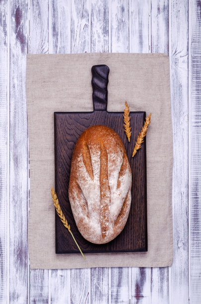 传统的黑色面包图片下载