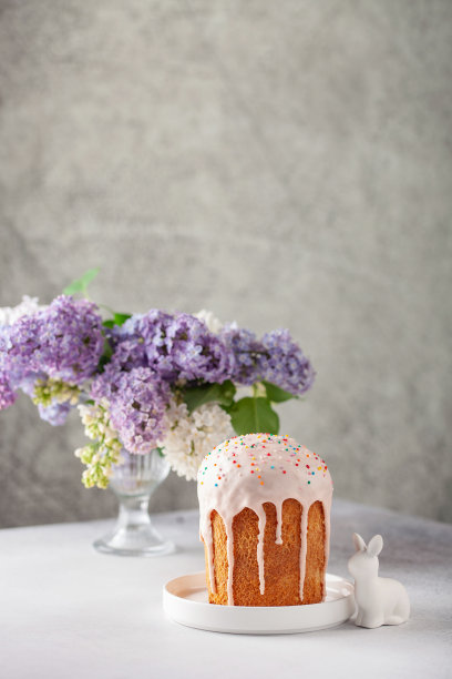 桌上放着传统的复活节蛋糕和丁香花束。图片下载