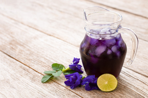 蝴蝶豆或蓝豌豆汁冰茶图片下载