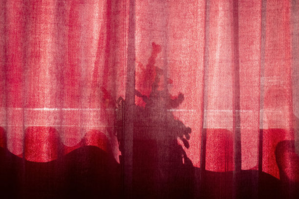 穿过窗帘的光线图片下载