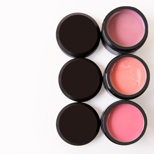 手部护理化妆品。在白色背景上涂上黑色的指甲油涂层图片下载