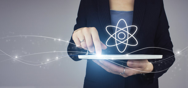 商人手里拿着白色的写字板，灰色背景上有数字全息图分子原子。图片下载