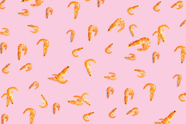 虎虾。海鲜背景由孤立的对虾在一个粉红色的背景。水煮虾的现代背景，海鲜。不是无缝的模式图片下载