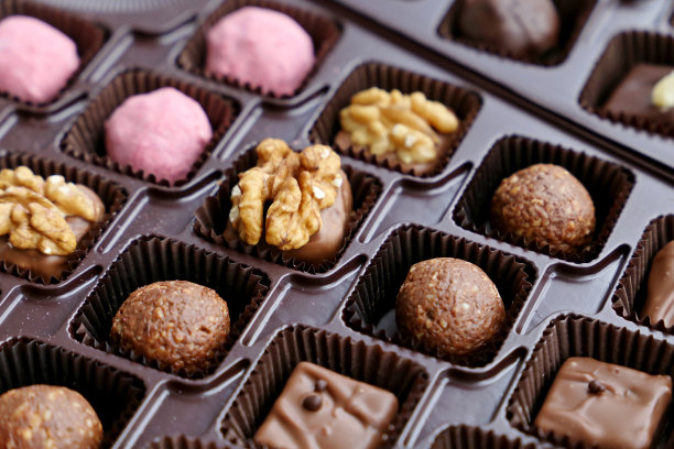 一套礼品盒里的巧克力糖果图片下载