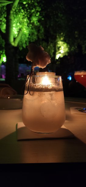 喝鸡尾酒，享受生活图片下载