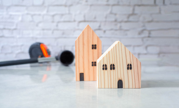 微型木屋平面图和工具包括放在工作台上的锤子和卷尺。房地产概念和承包商修理，建造一个家，工厂。选择性聚焦和复制空间图片下载