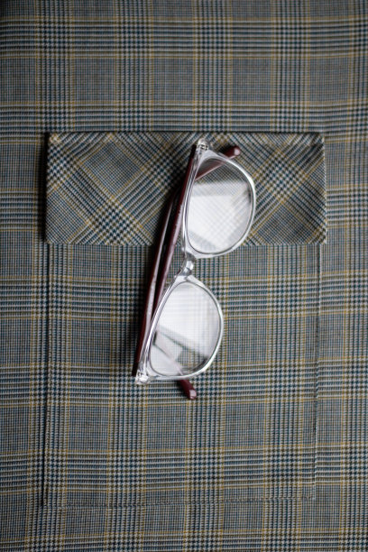 眼镜上的背景是橄榄色的织物。平躺图片下载