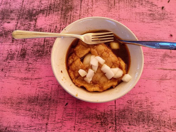 桌上放着一碗彭比克食物图片下载