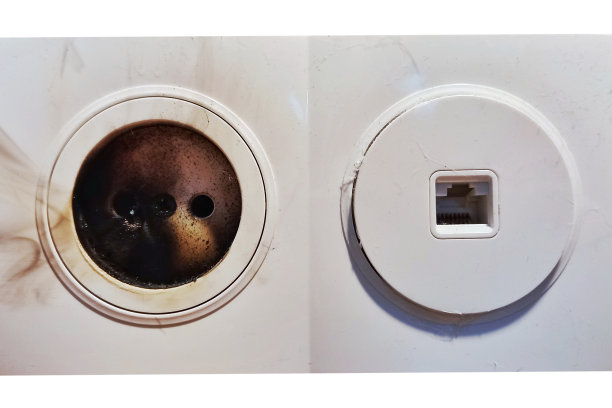 电气短路。错误的电源插座。火从过载。白色背景上的孤立物。图片下载