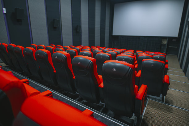 空电影院与空白的白色屏幕图片下载