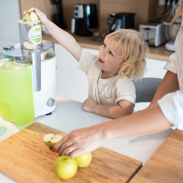 小男孩在厨房帮忙图片下载