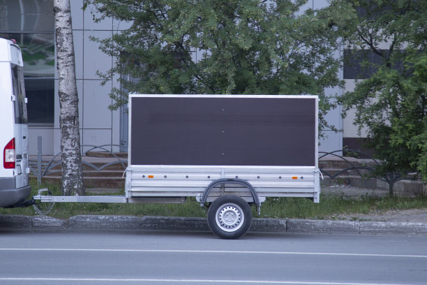 打开汽车拖车。图片下载