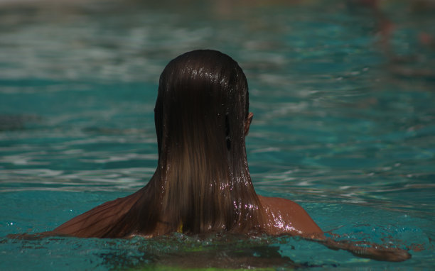 一个女孩在游泳池的肖像，头发湿漉漉的图片下载