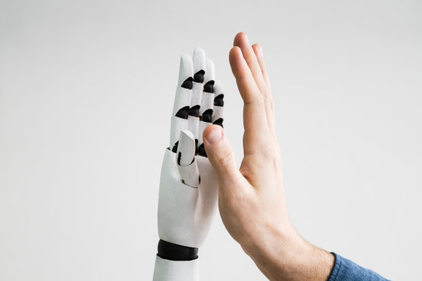 机器人和人击掌图片下载