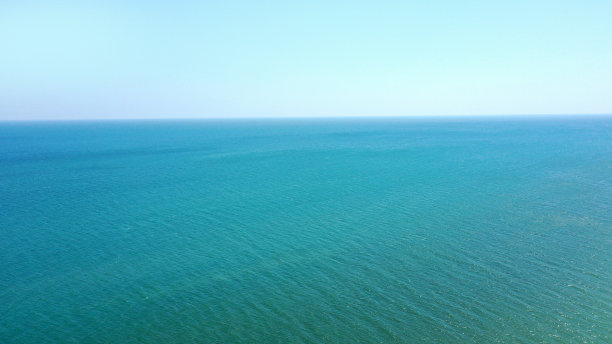 鸟瞰图平静的海，蓝色的水和天空没有云。文本的地方图片下载