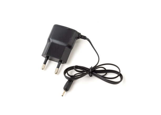 老旧和过时的手机充电器孤立在白色背景。图片下载