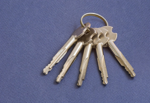 一串键在深蓝色的背景图片下载