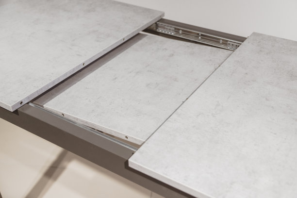 用刨花板制成的可伸缩餐桌。滑动齿轮关闭查看图片下载