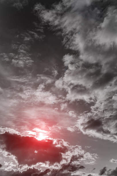 戏剧性的傍晚天空与云彩和光线的太阳。太阳的天光。傍晚日落或清晨拂晓时的阳光。天堂的日落图片下载