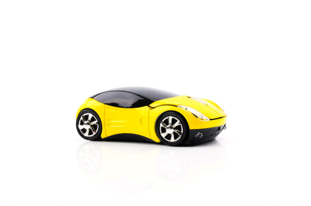 用于电脑或桌面的奇特鼠标，电脑在白色背景上孤立的黄色汽车的形状。图片下载